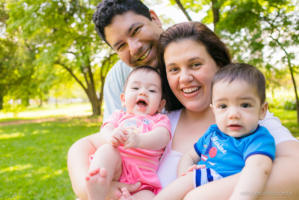 Acompanhamento infantil gêmeos, ensaio de bebes gêmeos no parque ensaio de familia no parque acompanhemento infantil bebe 6 meses 00025