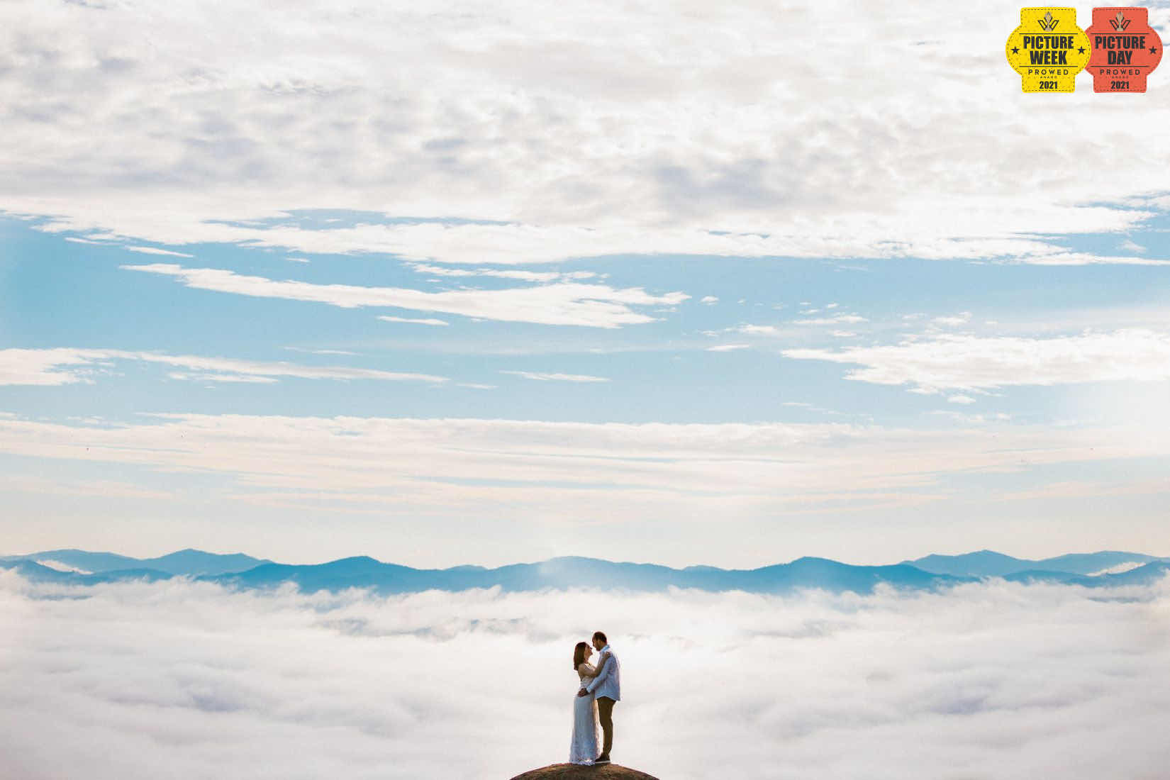 ensaio pre-wedding nas nuvens