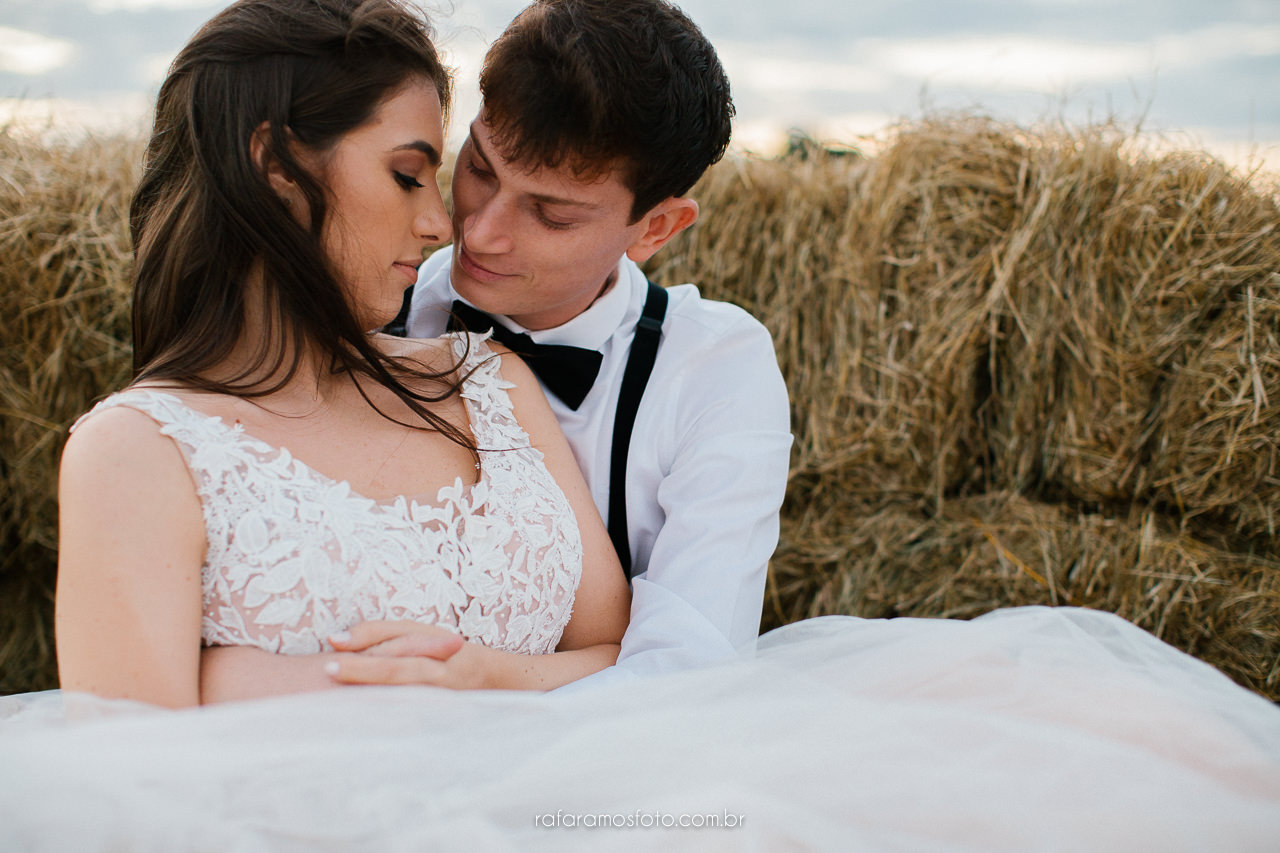 Ensaio de casal no campo Rafa Ramos Fotografo de casamento em holambra