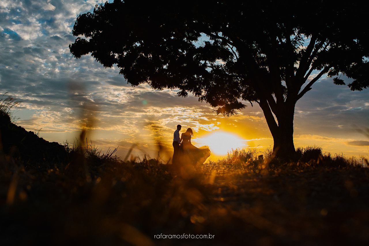 Ensaio de casal no campo Rafa Ramos Fotografo de casamento em holambra