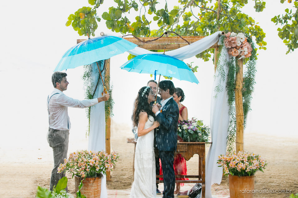 casamento na praia com chuva casamento na chuva