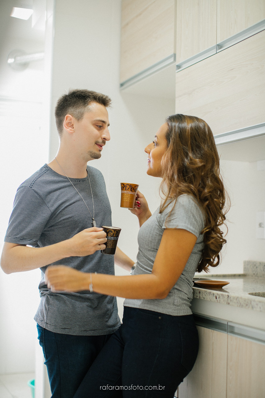 ensaio casal intimista ensaio pre wedding em casa ensaio em casa inspiracao ensaio noivos em casa ensaio romantico fotografo casamento osasco