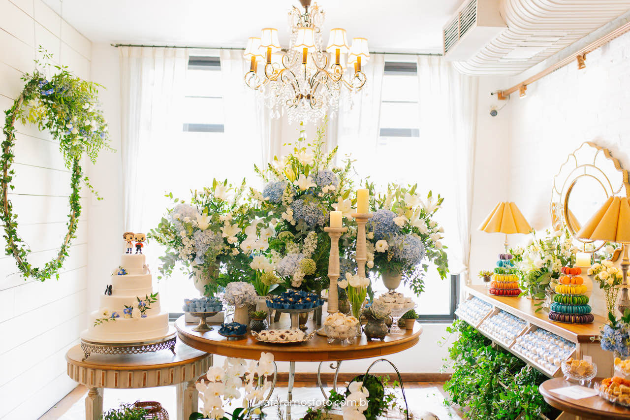 Decoração encantadora de casamento com arranjos florais e iluminação suave