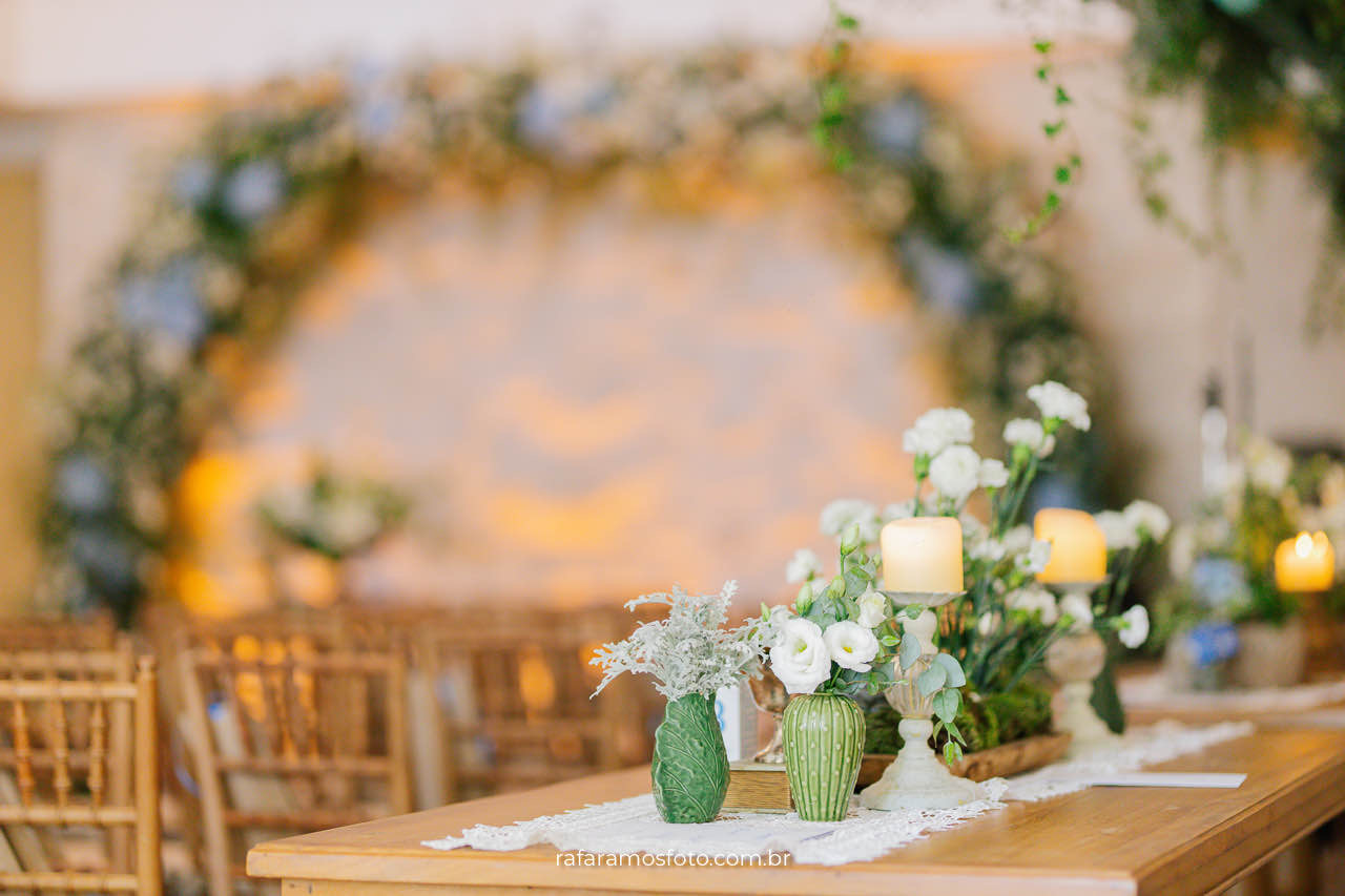 Decoração detalhada de casamento com flores em azul branco e verde