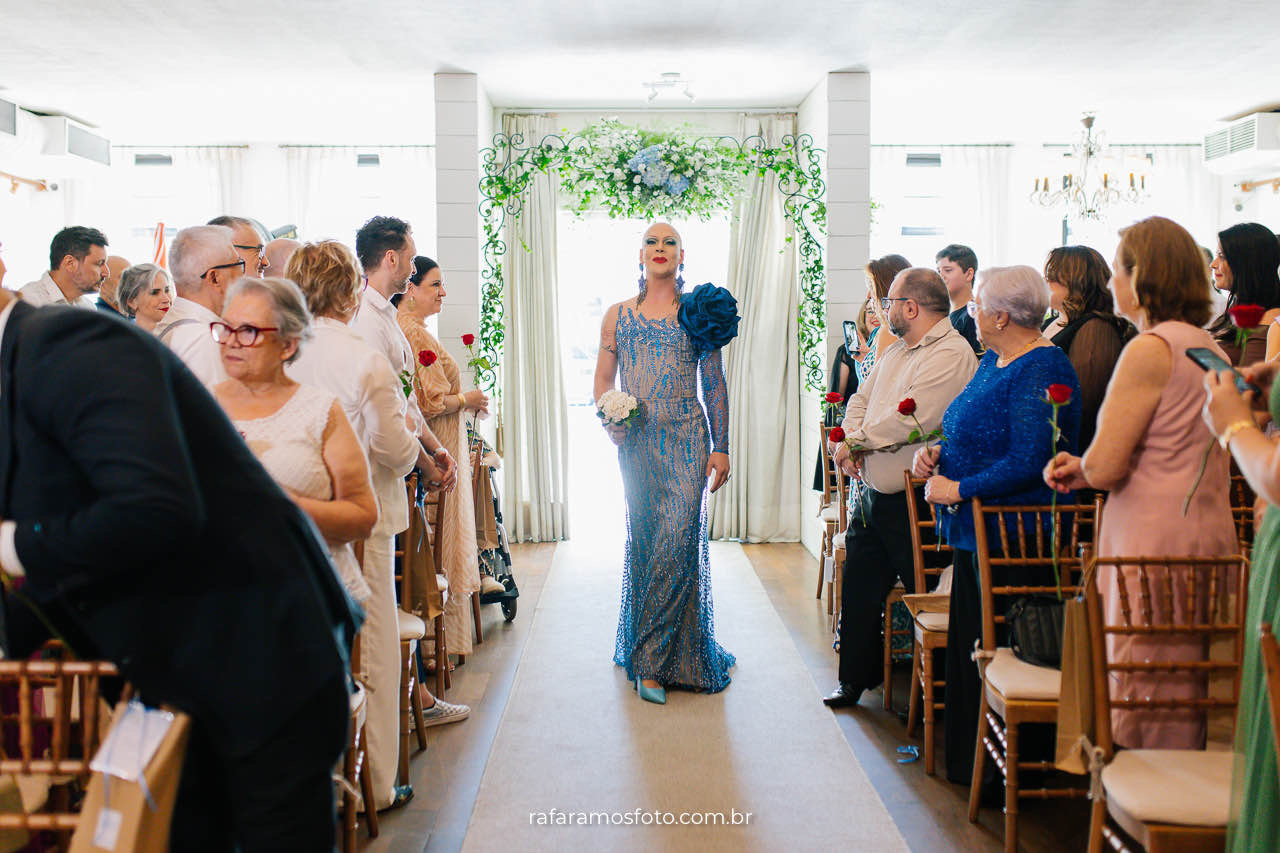 Drag queen celebrante de casamento gay