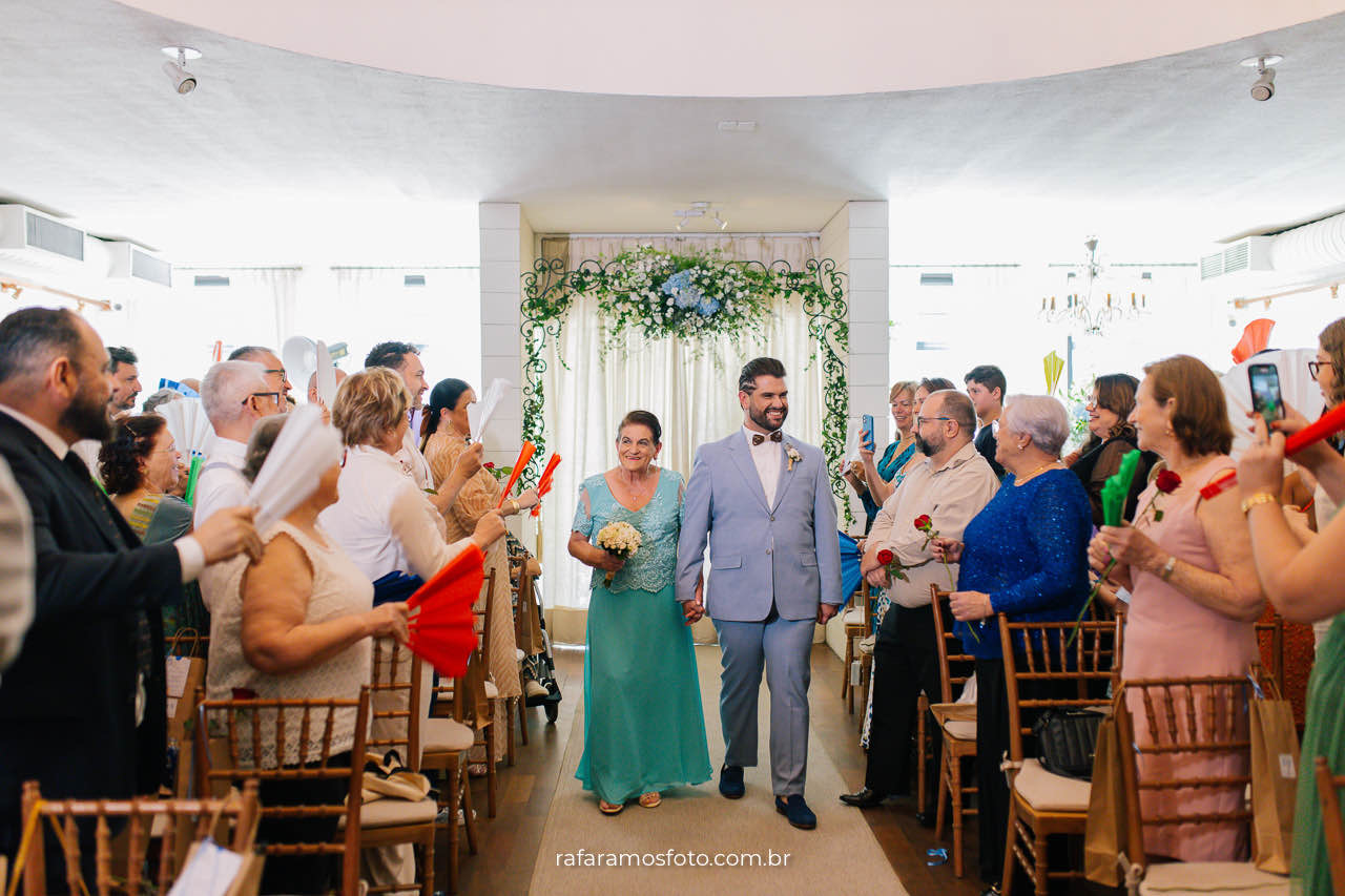 Imagem romântica de noivos no casamento gay ao ar livre, em São Paulo