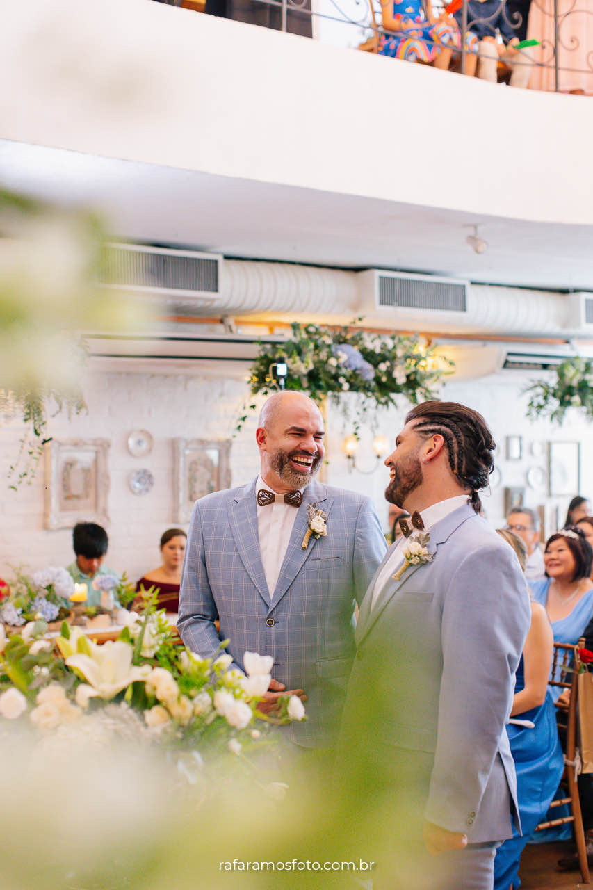 Momento especial durante a cerimônia de casamento gay ao ar livre