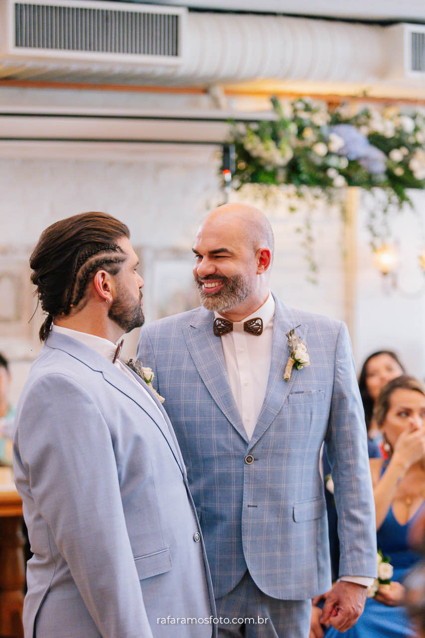 Retrato dos noivos sorrindo durante casamento gay no Chalé Quintal, fotografia romântica de casamento ao ar livre