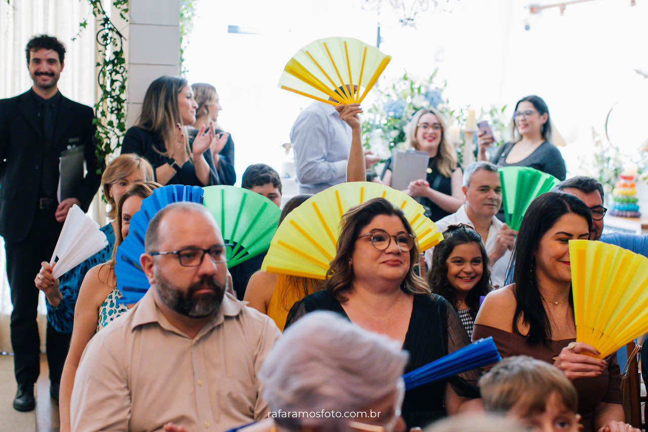 Noivos gays durante cerimônia de casamento no Chalé Quintal, ambiente natural e romântico ao ar livre