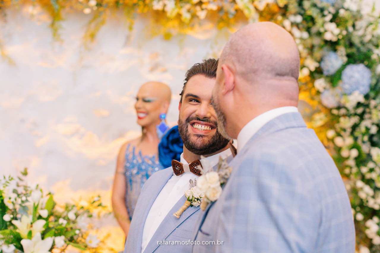 Casamento gay ao ar livre no Chalé Quintal, noivos com sorriso feliz em ambiente acolhedor