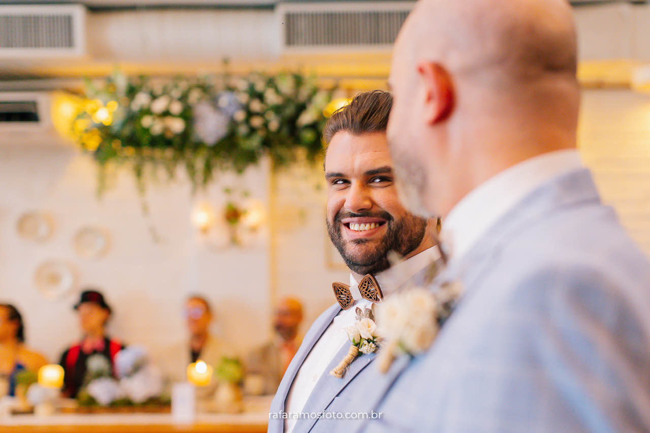 Casamento gay ao ar livre no Chalé Quintal, detalhes de decoração rústica e flores naturais