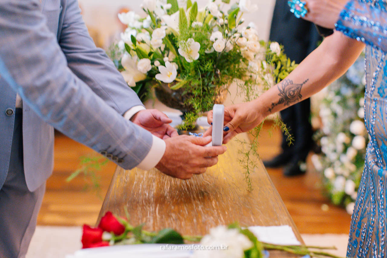 Casamento gay ao ar livre no Chalé Quintal, noivos em momento de união e felicidade