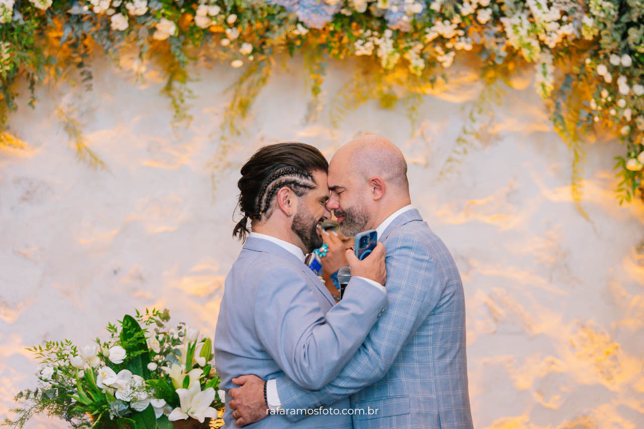 Detalhes do casamento gay ao ar livre no Chalé Quintal, elementos naturais e decoração charmosa