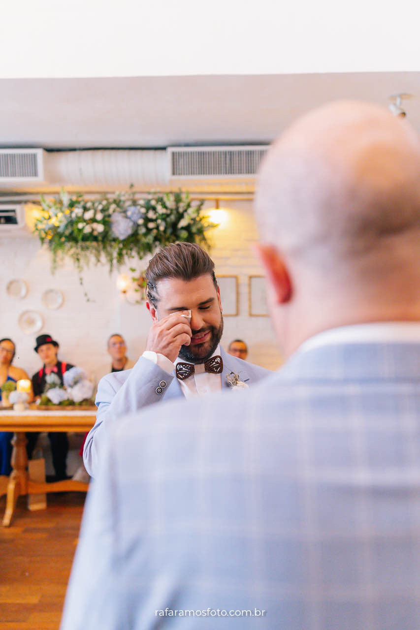 Casamento gay romântico ao ar livre no Chalé Quintal, casal de noivos celebrando amor em meio à natureza