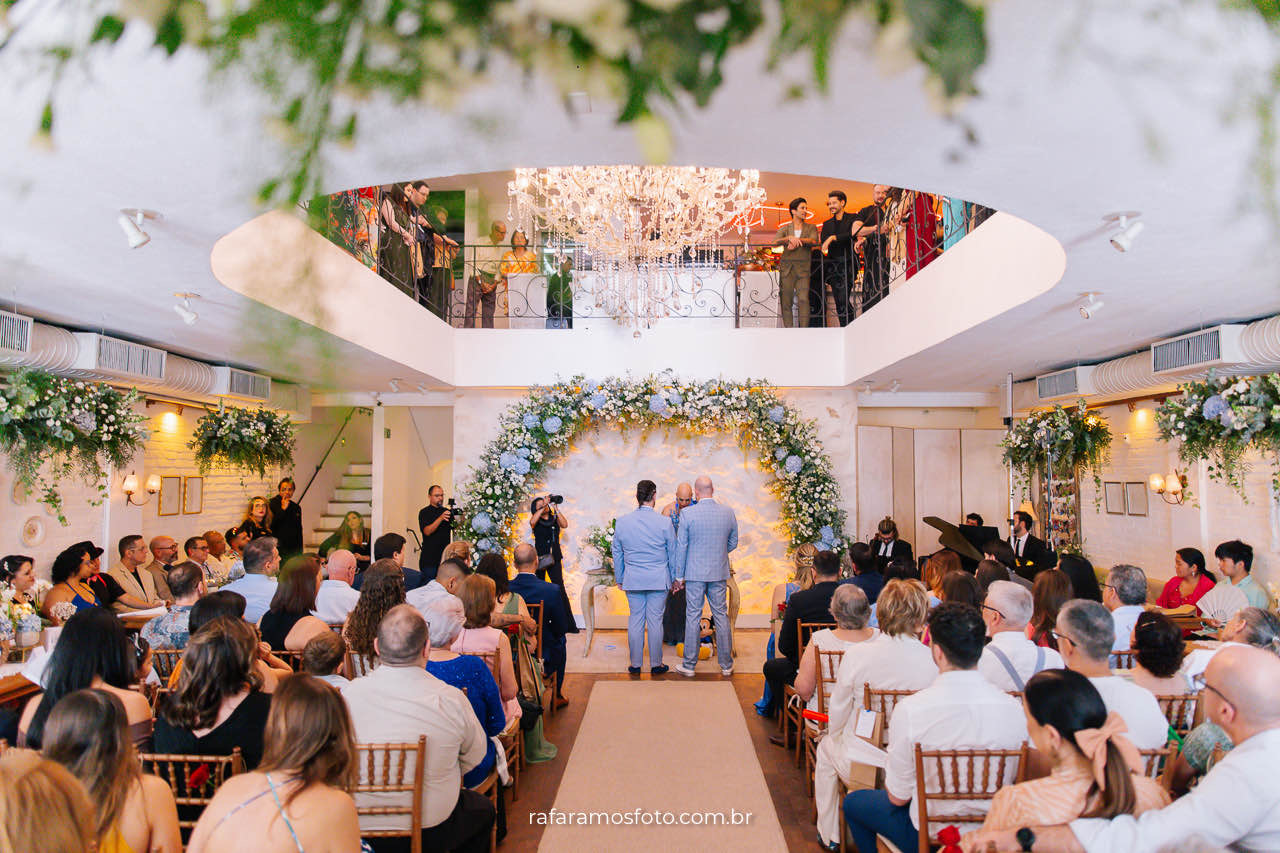 Casamento gay íntimo ao ar livre no Chalé Quintal, noivos celebrando amor em fotografia rústica