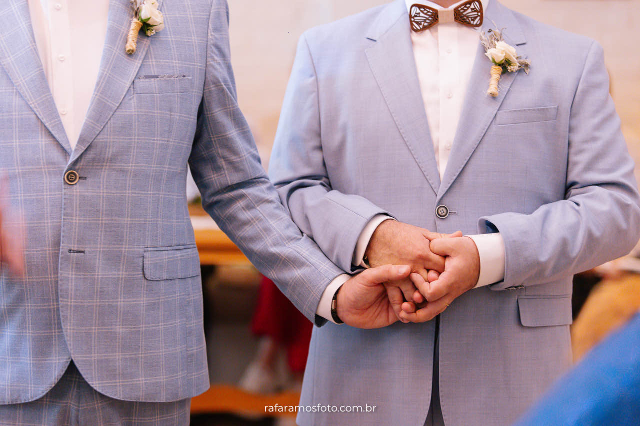 Noivos gays celebrando amor em casamento ao ar livre no Chalé Quintal, foto de casamento íntimo