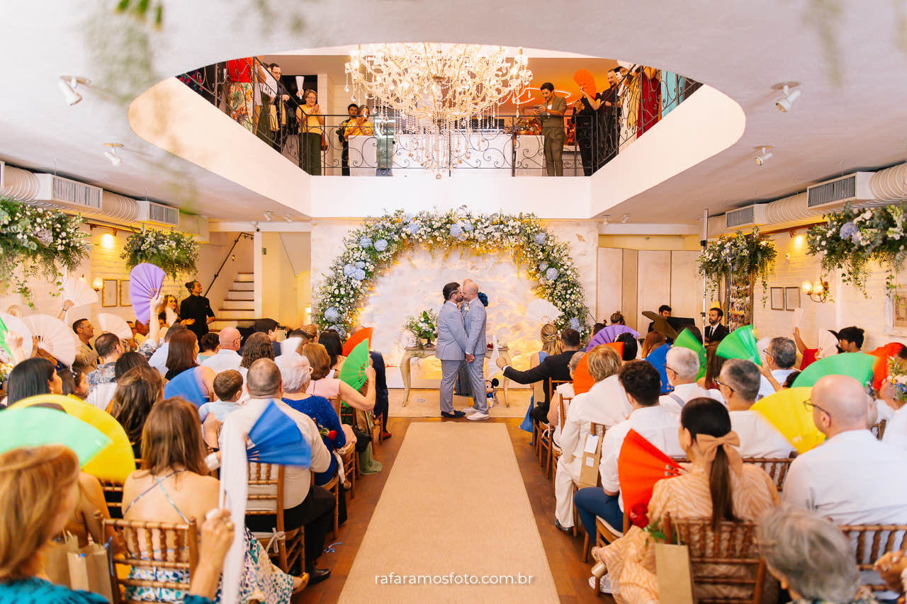 Momento romântico de casamento gay no Chalé Quintal, noivos celebrando amor em ambiente natural