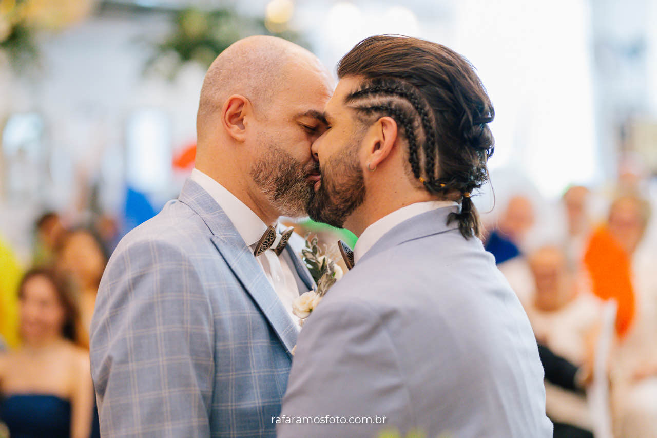 Noivos gays celebrando casamento ao ar livre no Chalé Quintal, cenário acolhedor e rústico