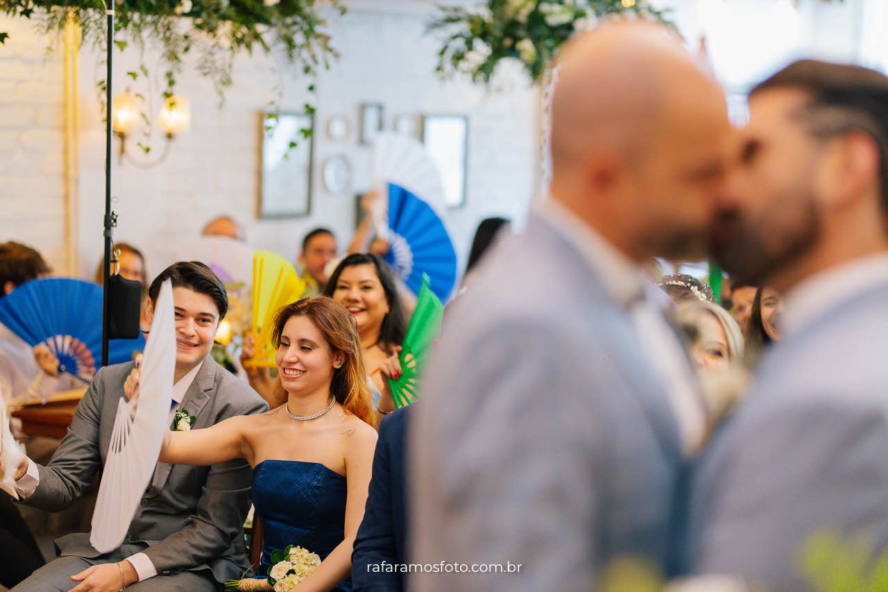 Casamento gay no Chalé Quintal, noivos em cenário natural e romântico ao ar livre