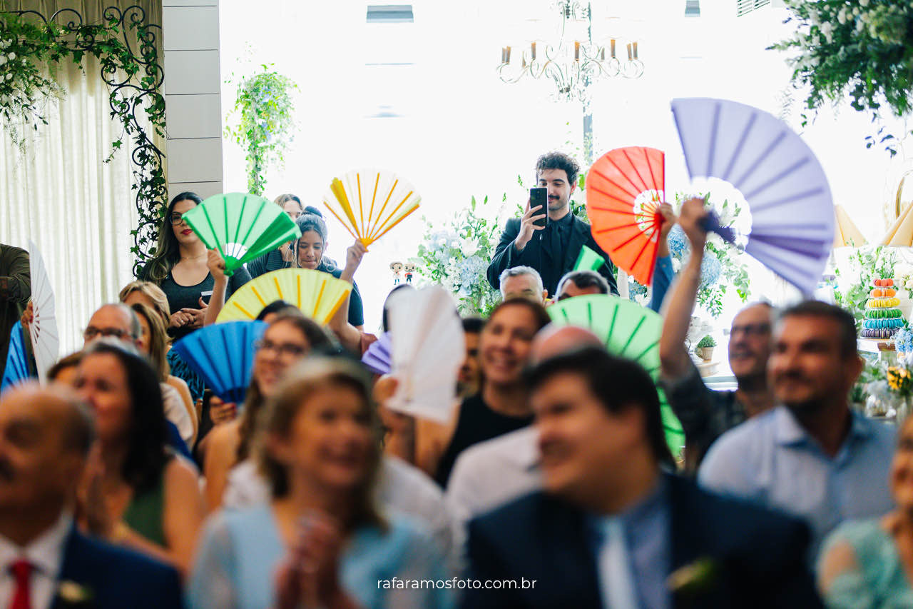 Noivos gays felizes durante celebração de casamento no Chalé Quintal, ambiente rústico e acolhedor