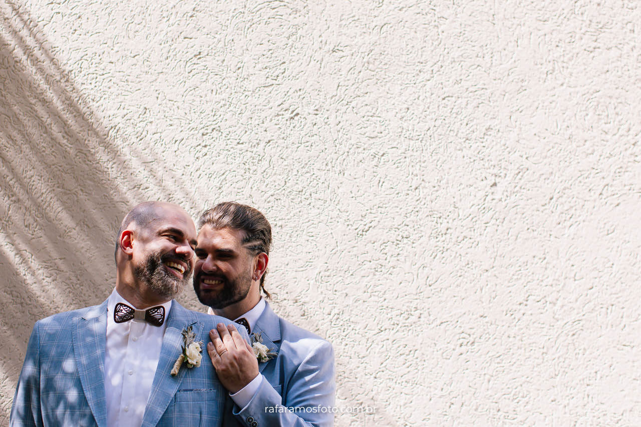 Fotografia de casamento gay no Chalé Quintal, noivos se olhando com amor em cenário natural