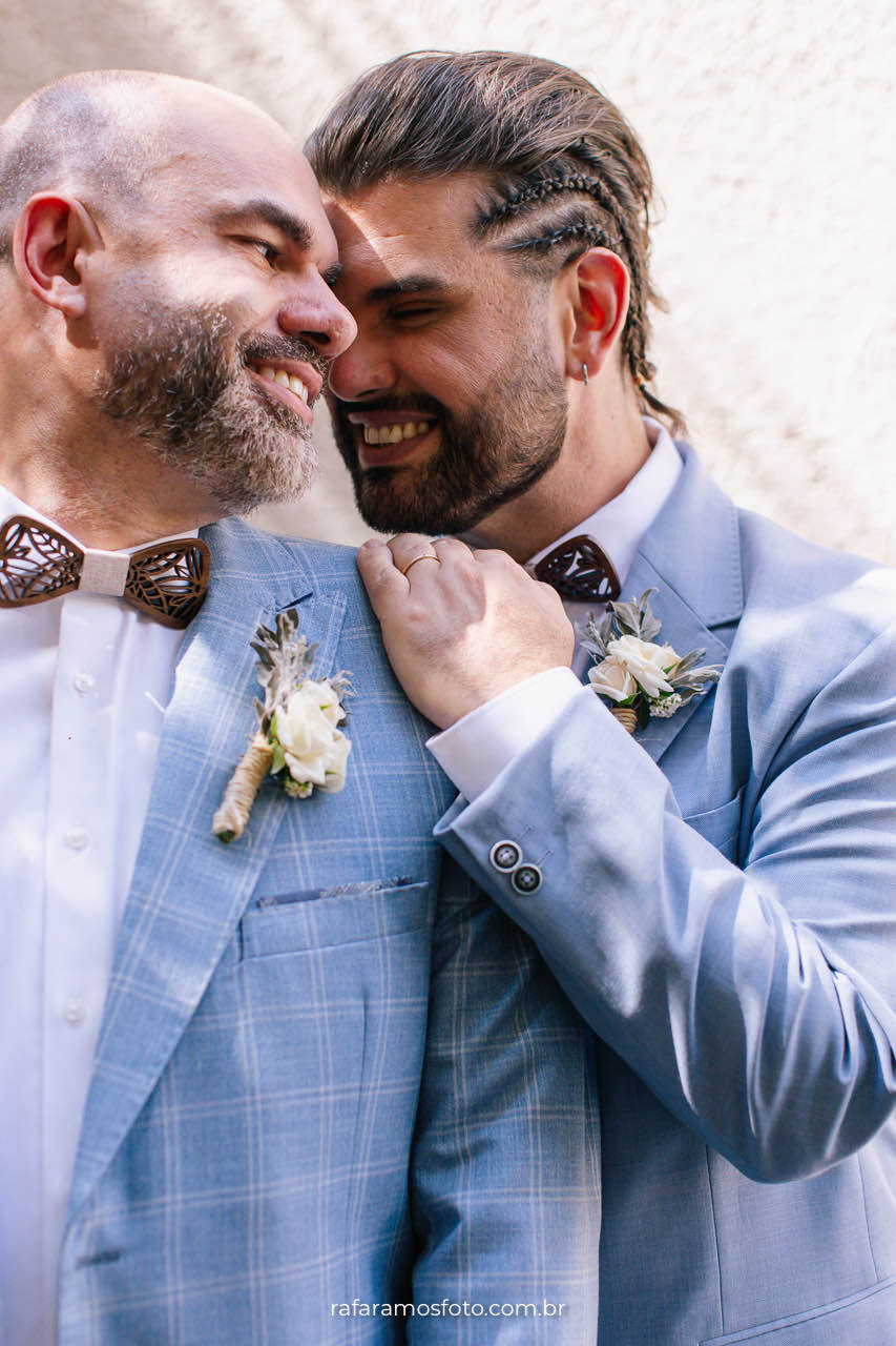 Casamento gay no Chalé Quintal, noivos comemorando o amor em cerimônia ao ar livre com decoração rústica