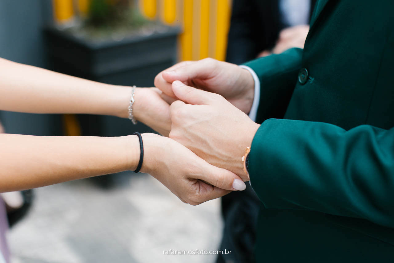 Casamento civil no Cartório de Perdizes em São Paulo, noivos trocando votos, Fotógrafo de casamento em SP registra a emoção do casamento