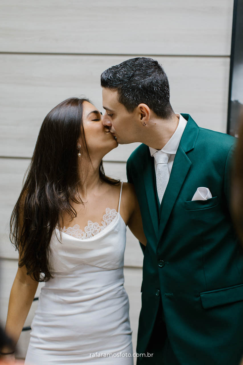 Casamento civil no Cartório de Perdizes em São Paulo, noivos trocando votos, Fotógrafo de casamento em SP registra a emoção do casamento