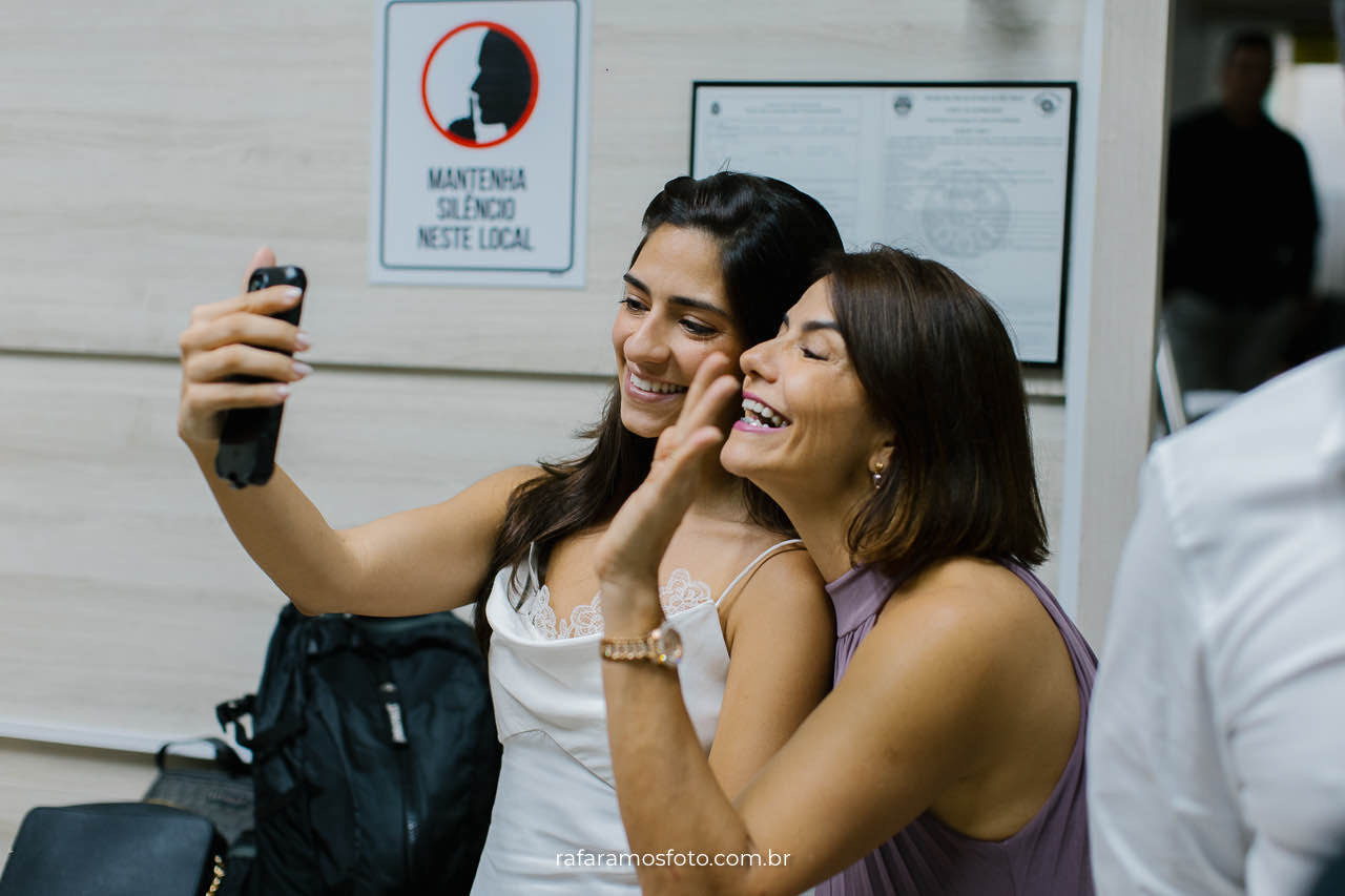 Casamento civil no Cartório de Perdizes em São Paulo, noivos trocando votos, Fotógrafo de casamento em SP registra a emoção do casamento