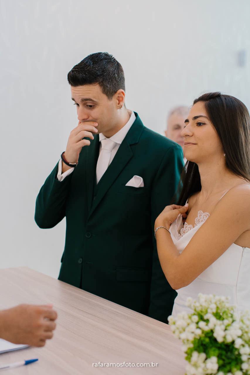 Casamento civil no Cartório de Perdizes em São Paulo, noivos trocando votos, Fotógrafo de casamento em SP registra a emoção do casamento