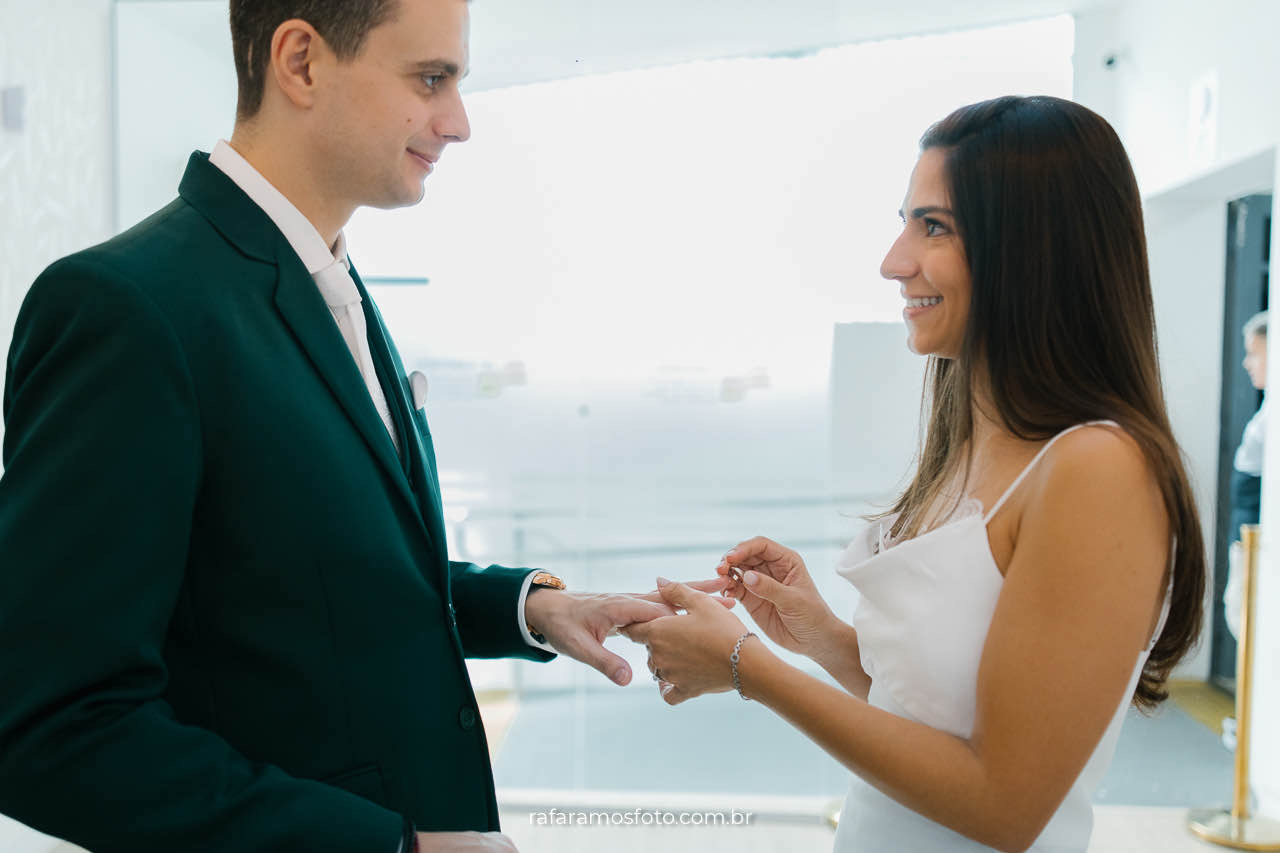 Casamento civil no Cartório de Perdizes em São Paulo, noivos trocando votos, Fotógrafo de casamento em SP registra a emoção do casamento