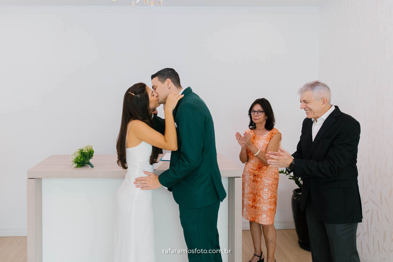 Casamento civil no Cartório de Perdizes em São Paulo, noivos trocando votos, Fotógrafo de casamento em SP registra a emoção do casamento