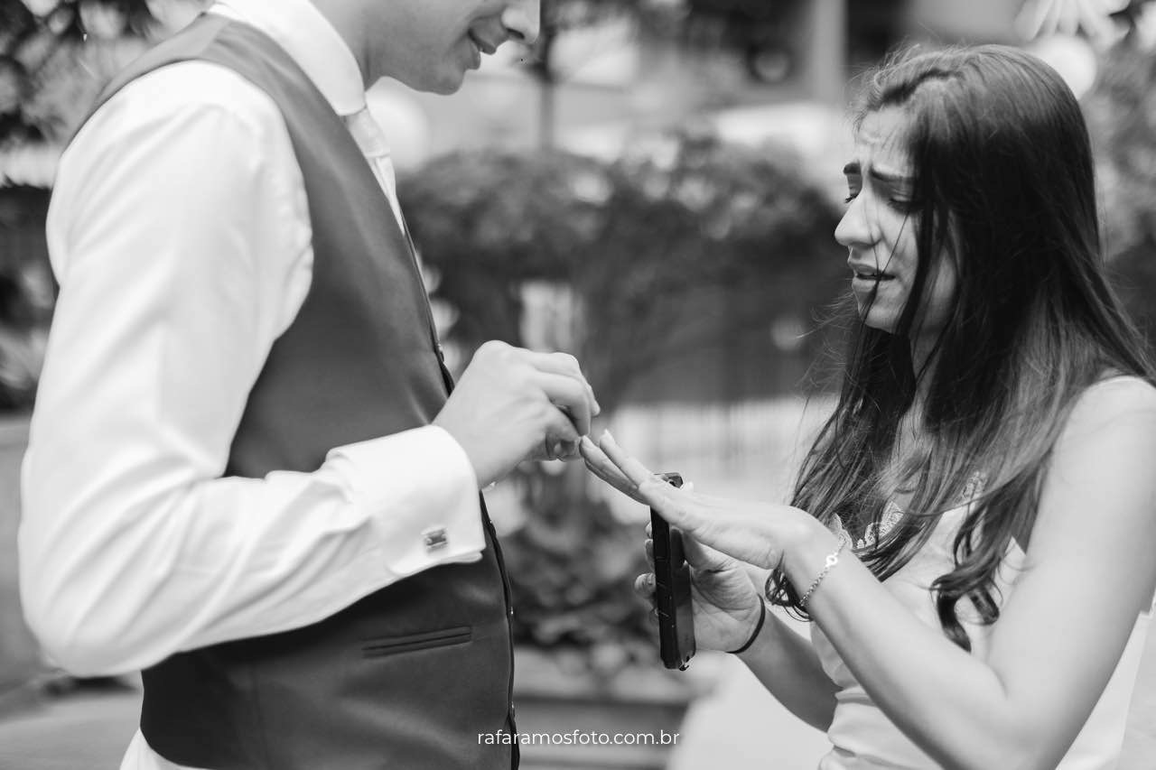 Casamento civil no Cartório de Perdizes em São Paulo, noivos trocando votos, Fotógrafo de casamento em SP registra a emoção do casamento