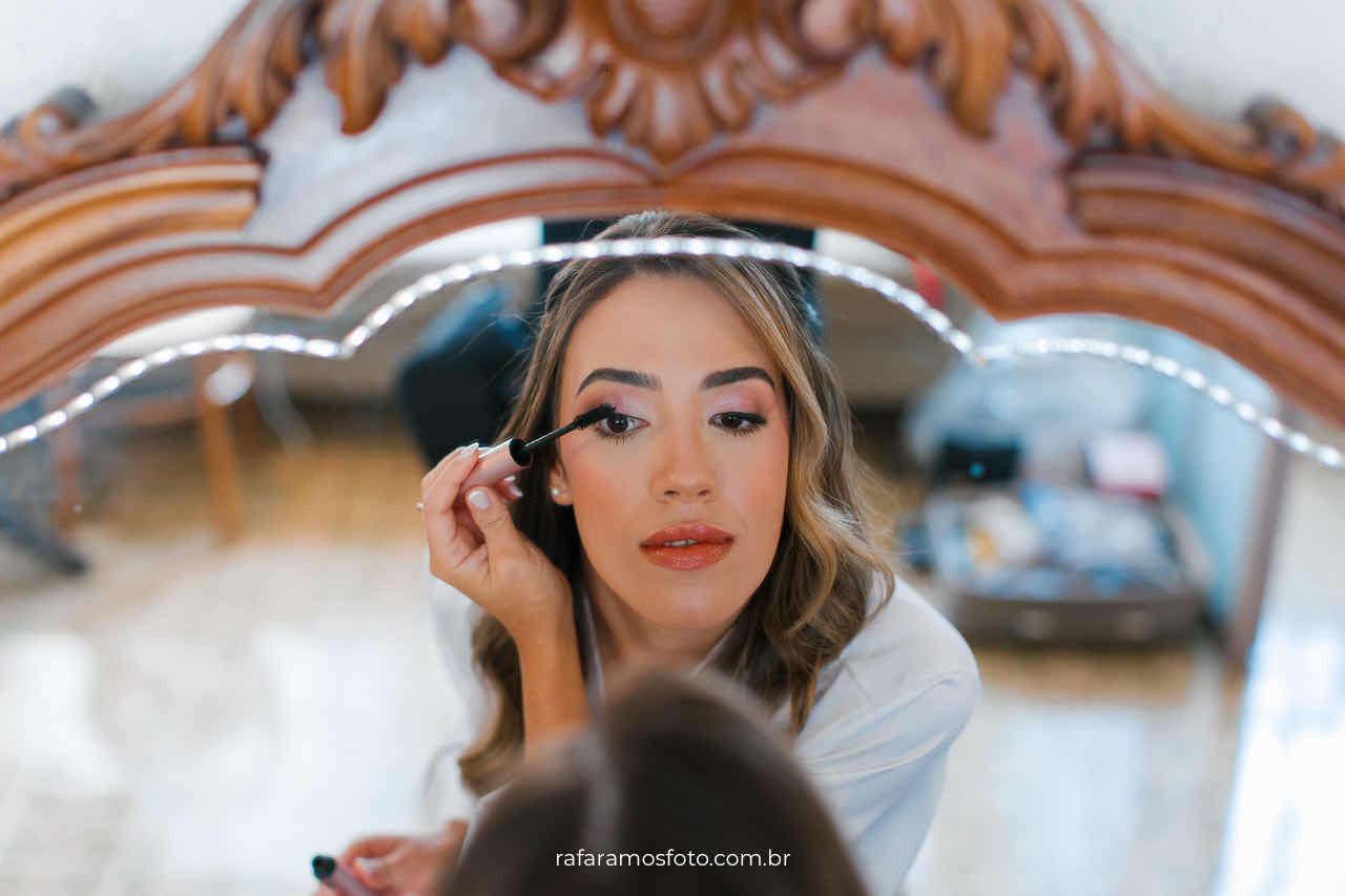 Vestido de noiva minimalista off-white com detalhe nas costas e renda bordada com paetês