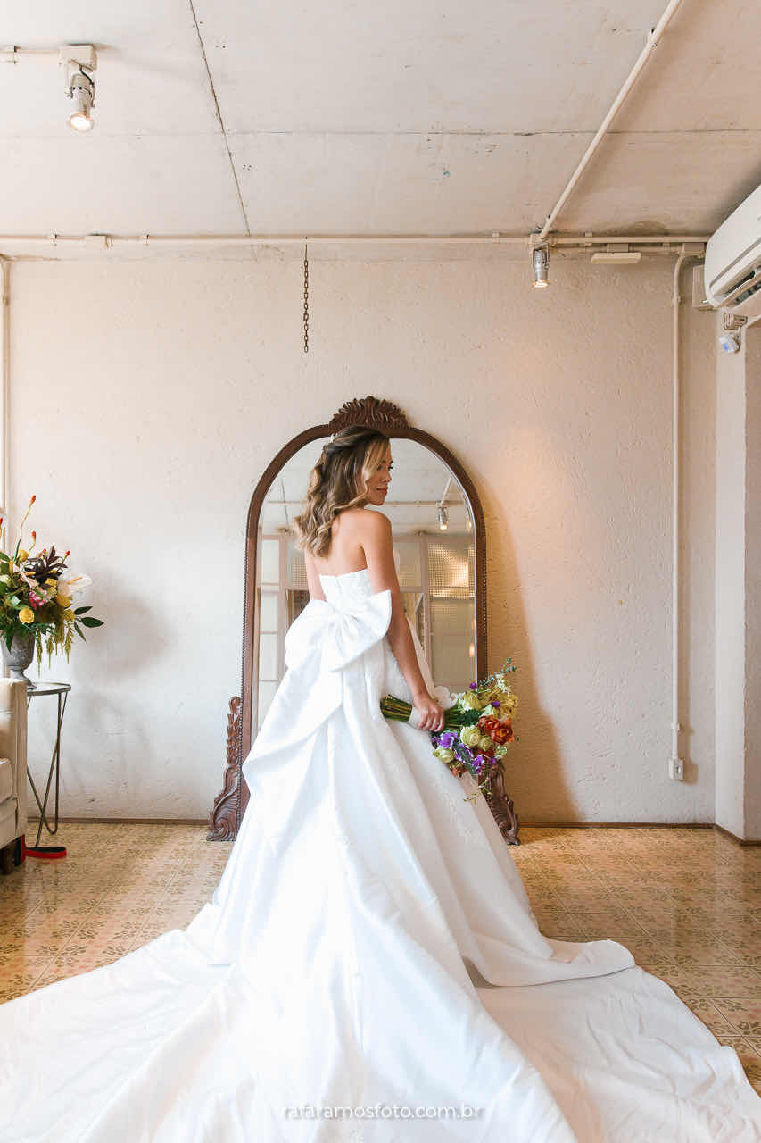 Vestido de noiva minimalista off-white com detalhe nas costas e renda bordada com paetês