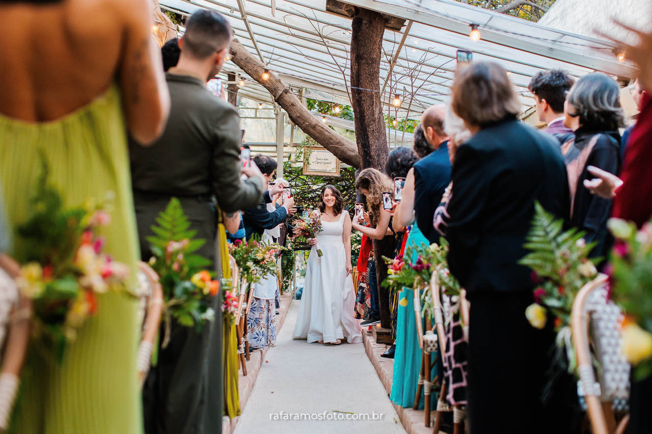 Entrada das noivas em casamento lésbico em São Paulo