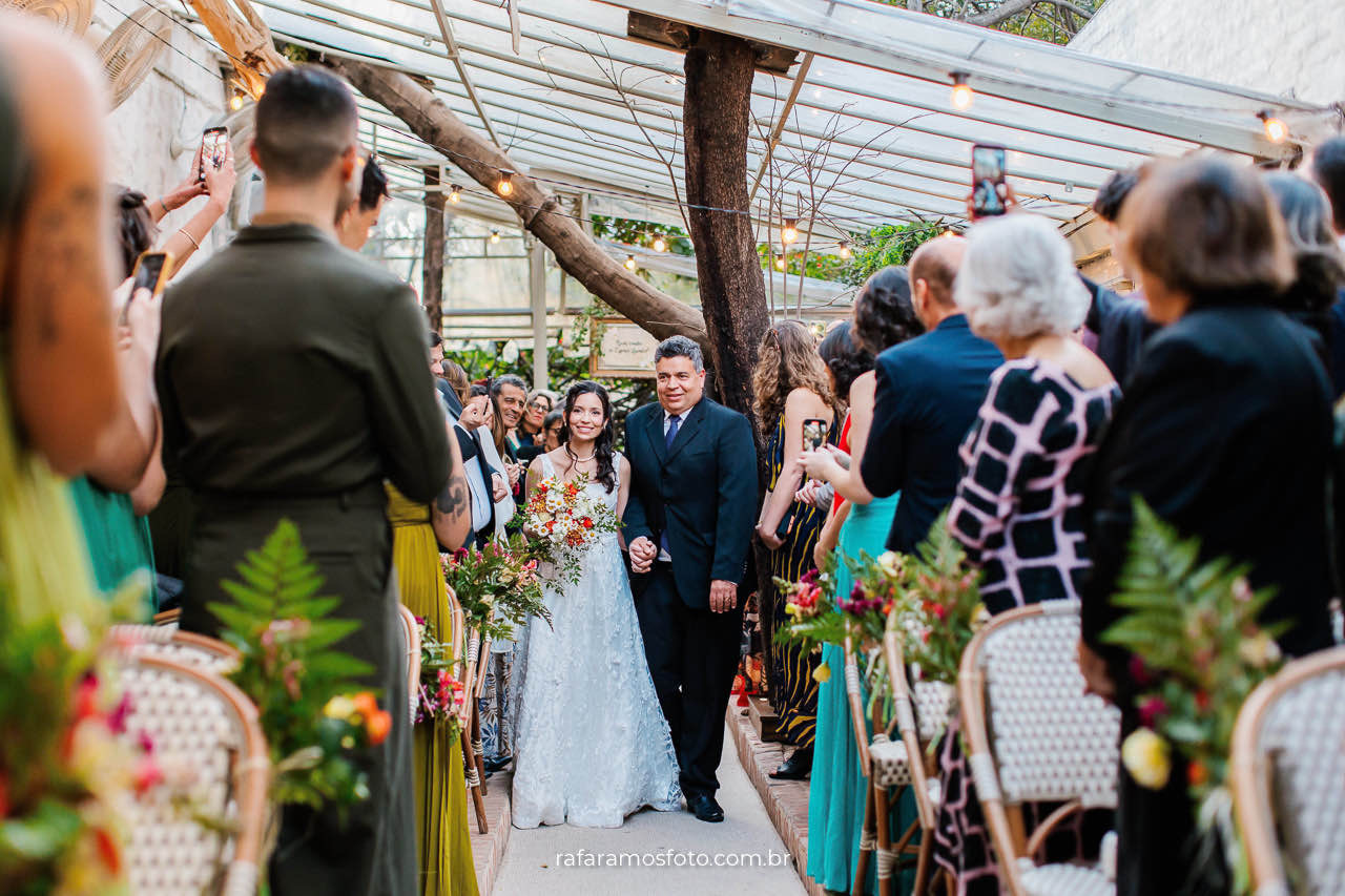 Entrada das noivas em casamento lésbico em São Paulo