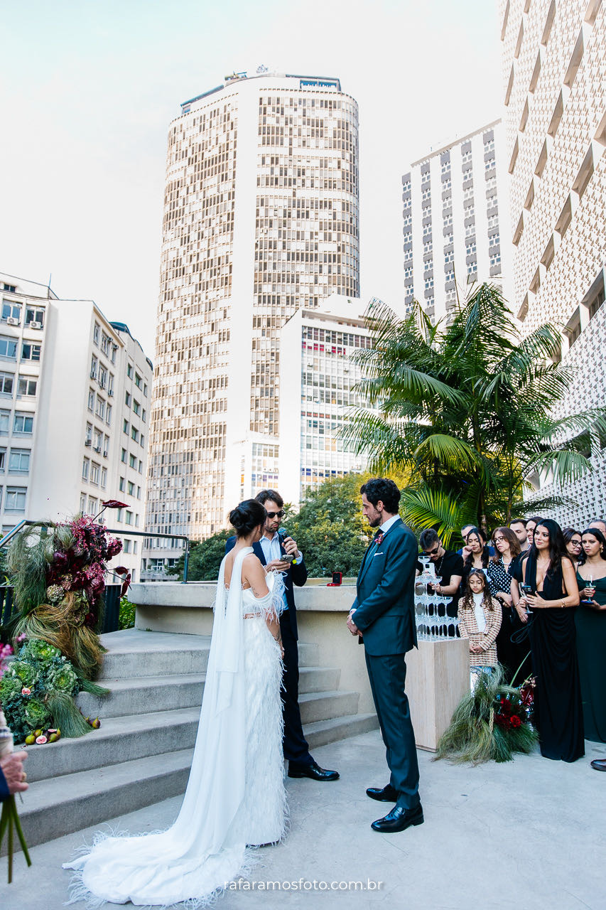 Cerimônia de casamento no Parador Renata fotografia em estilo fashion wedding
