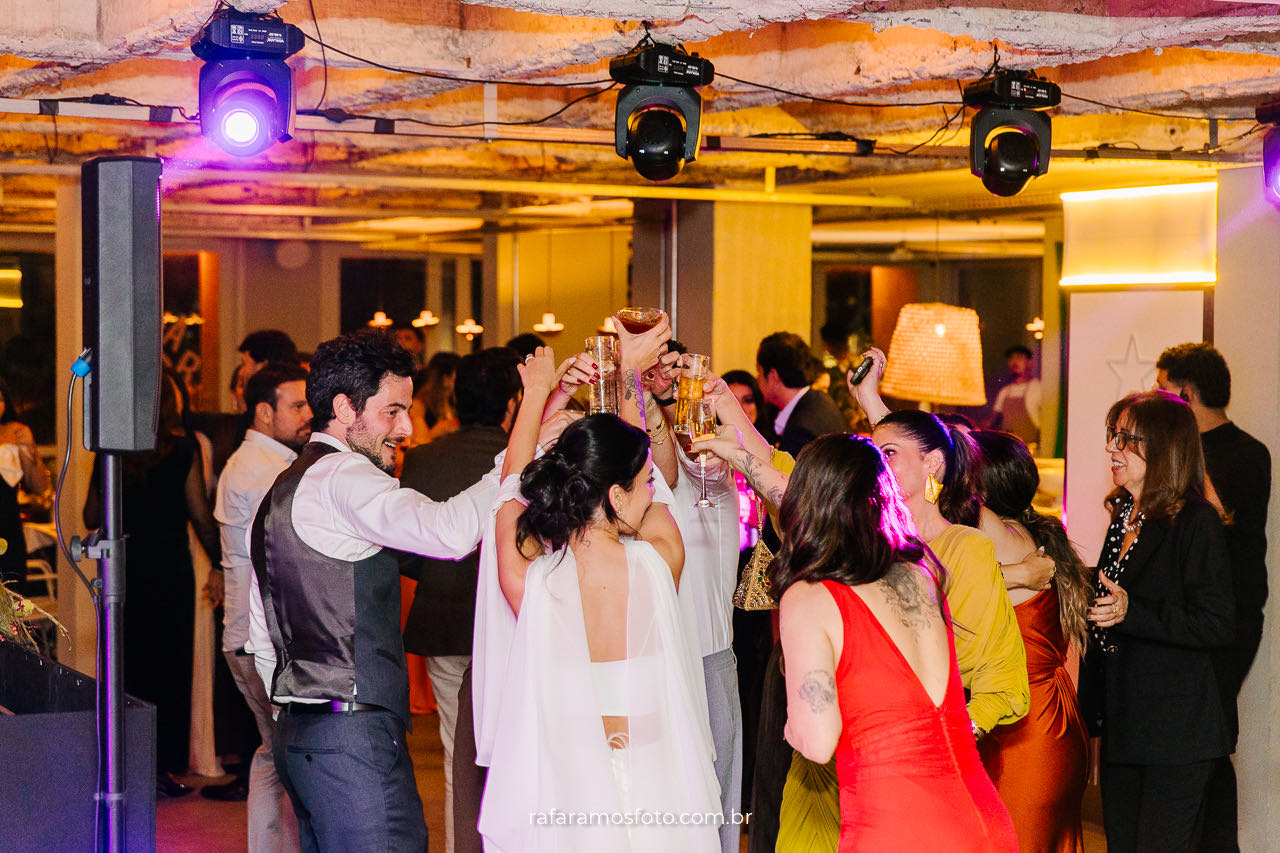 Cerimônia de casamento no Parador Renata fotografia em estilo fashion wedding