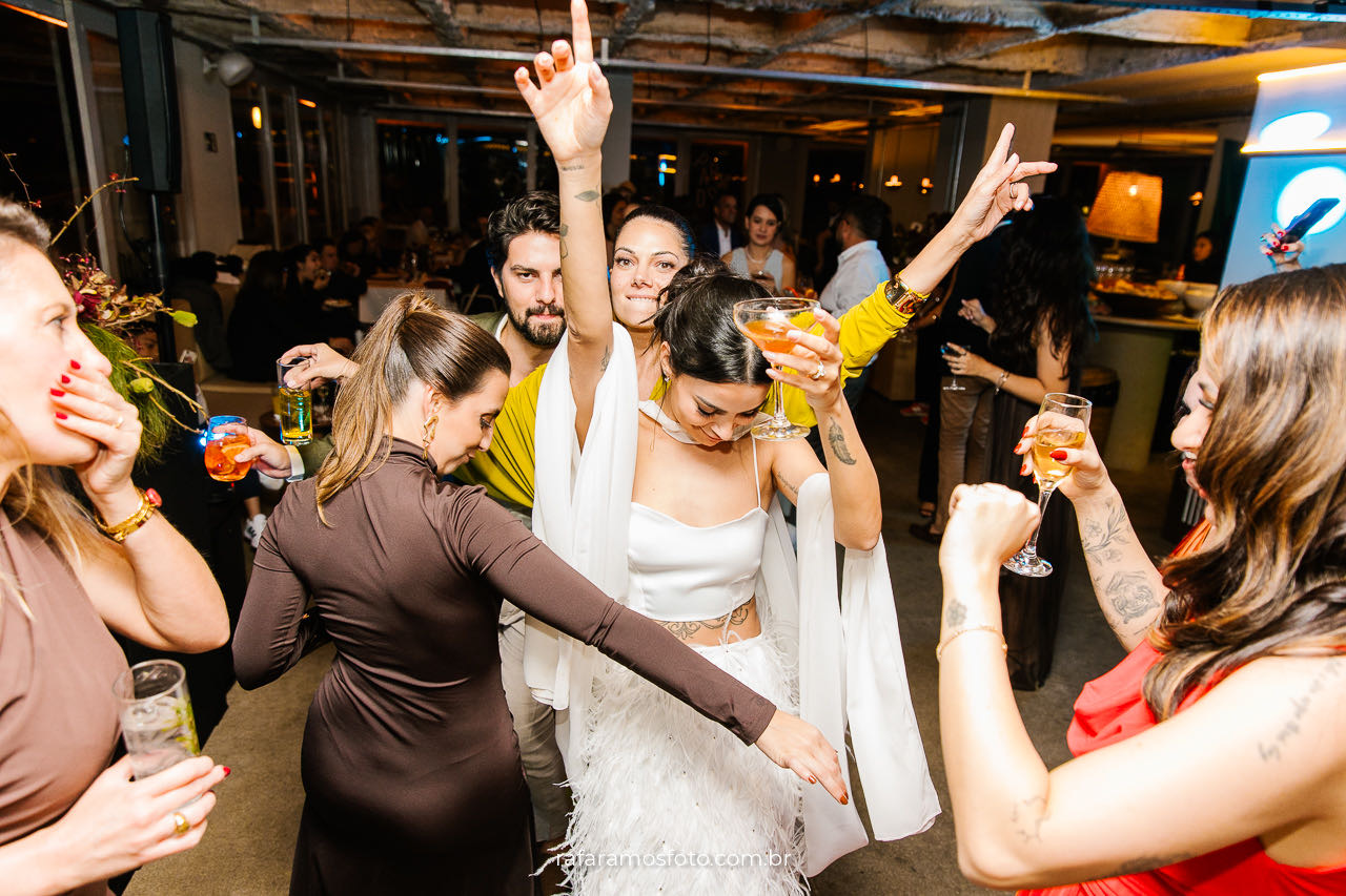 Cerimônia de casamento no Parador Renata fotografia em estilo fashion wedding
