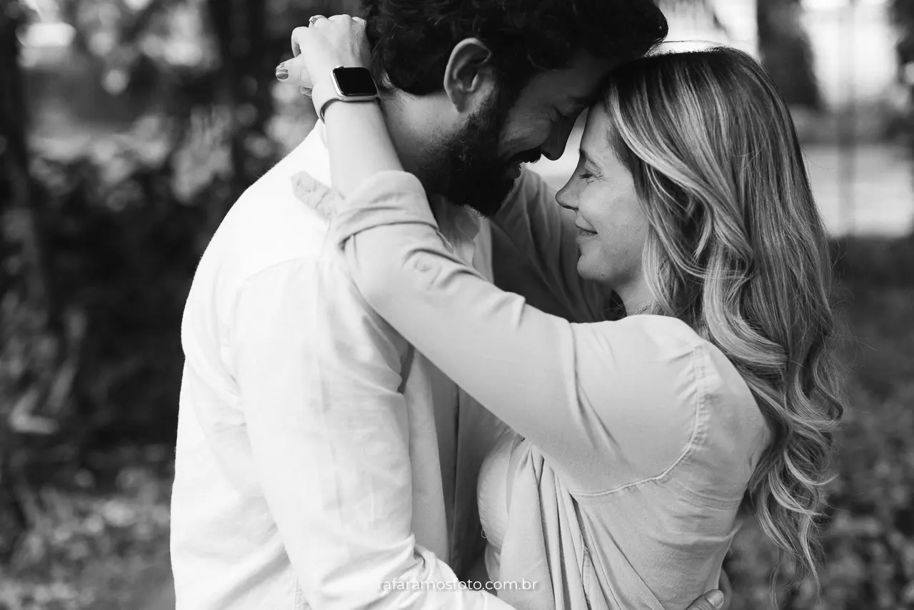 Retrato artístico de gestante em Pinheiros SP — ensaio ao ar livre com luz natural, por Rafa Ramos Fotógrafo de gestante.