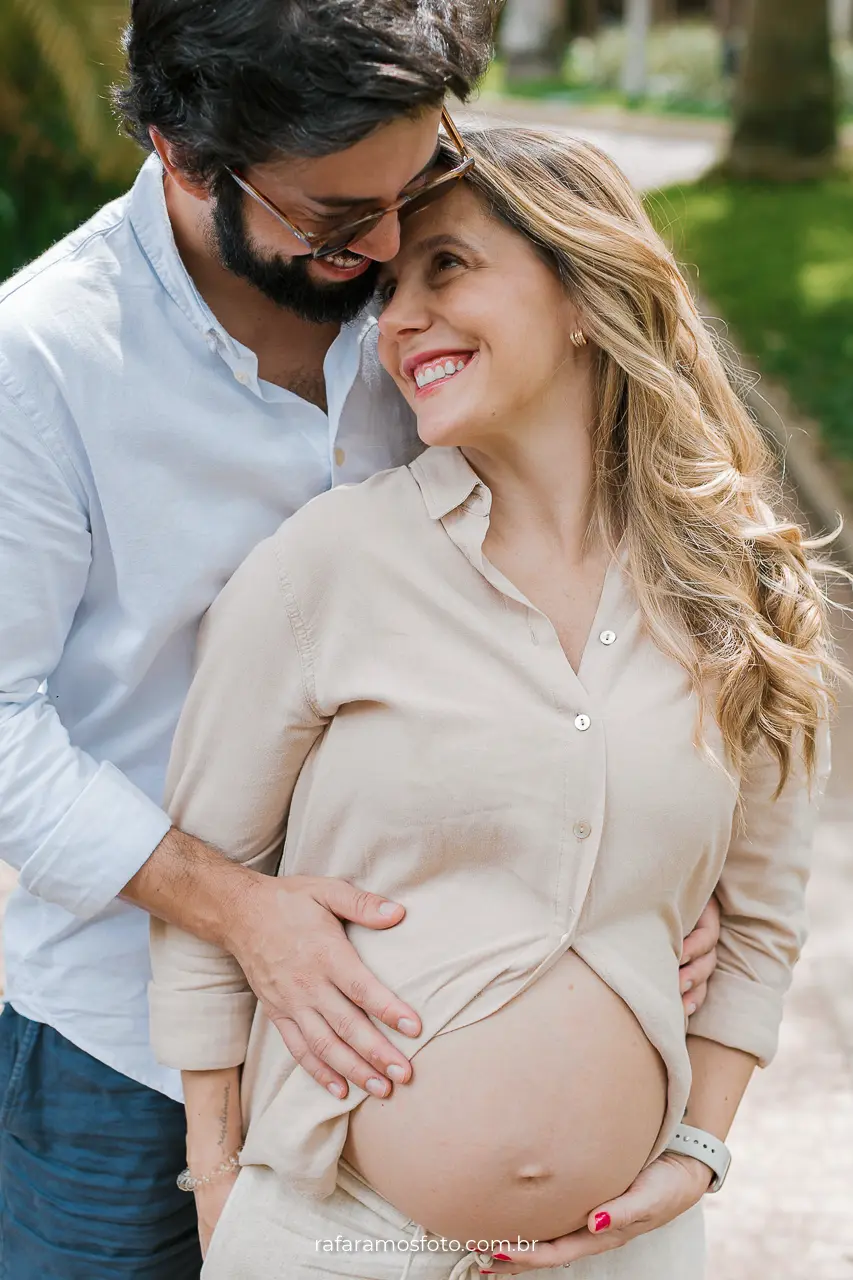 Ensaio gestante em Pinheiros SP por Rafa Ramos — futura mamãe acariciando a barriga e sorrindo durante sessão de fotos natural e leve.