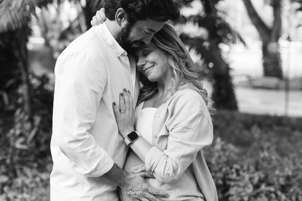 Gestante em ensaio fotográfico em Pinheiros SP — retrato delicado e natural captado por Rafa Ramos Fotografia.