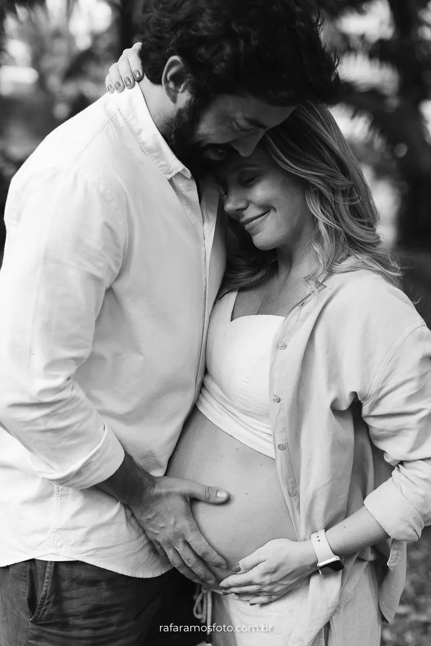 Casal trocando olhares carinhosos em ensaio gestante Pinheiros SP — fotografia assinada por Rafa Ramos.