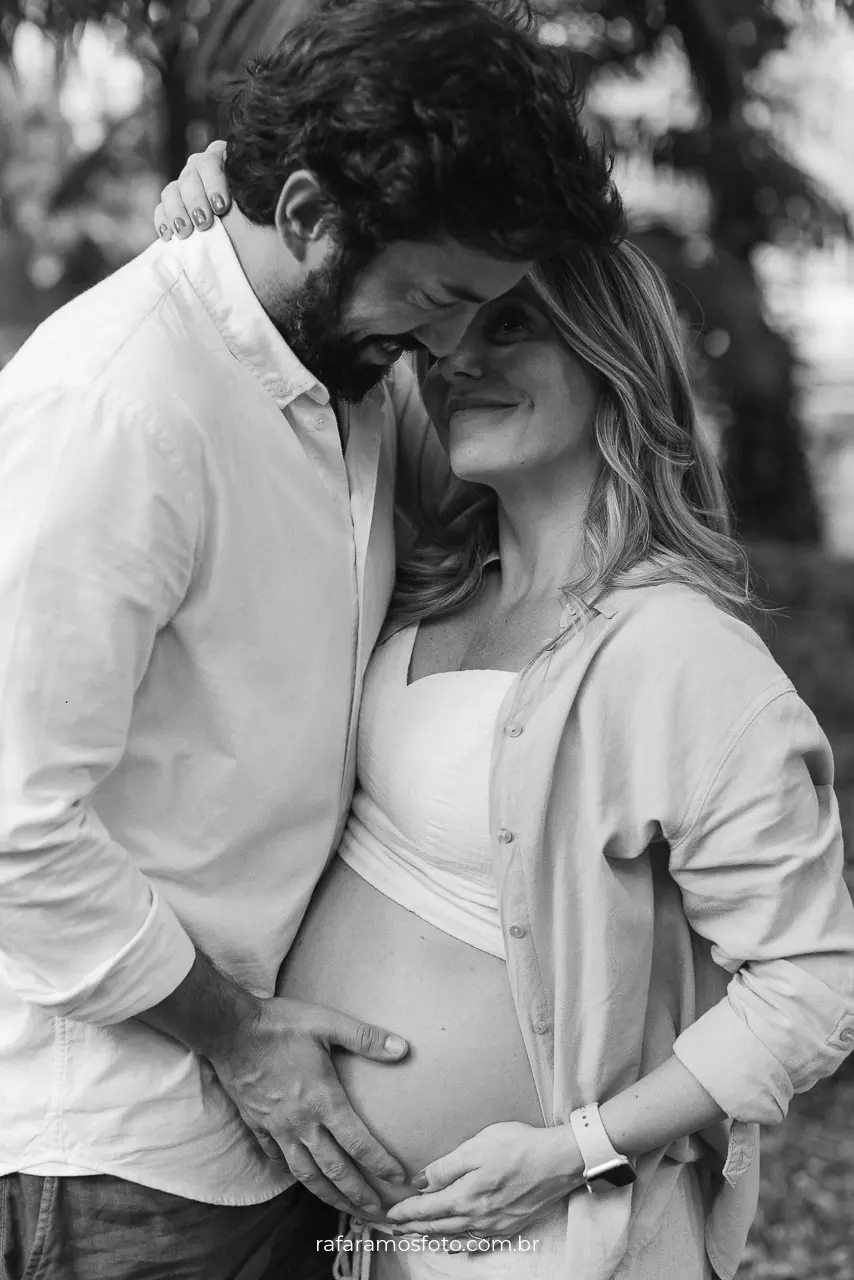 Fotógrafo Rafa Ramos registra casal apaixonado em ensaio gestante em Pinheiros SP — clima romântico e natural.