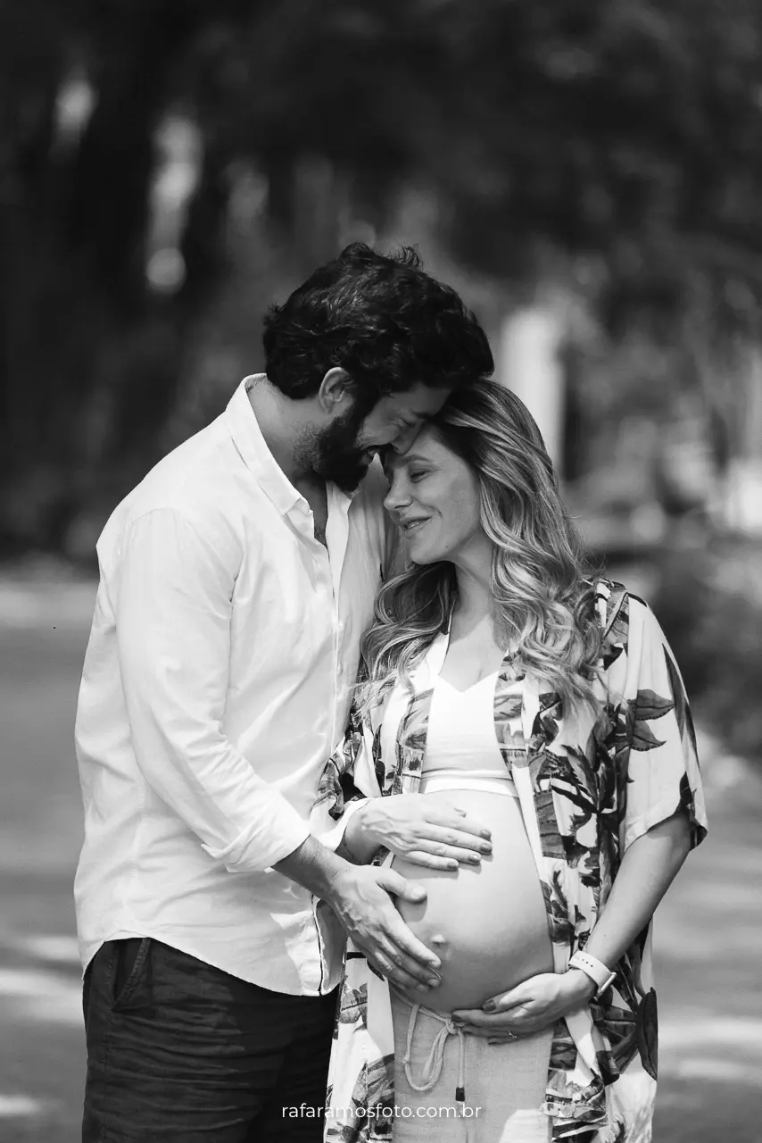 Casal abraçado em ensaio gestante no bairro Pinheiros SP, fotografado por Rafa Ramos — retrato cheio de emoção e ternura.
