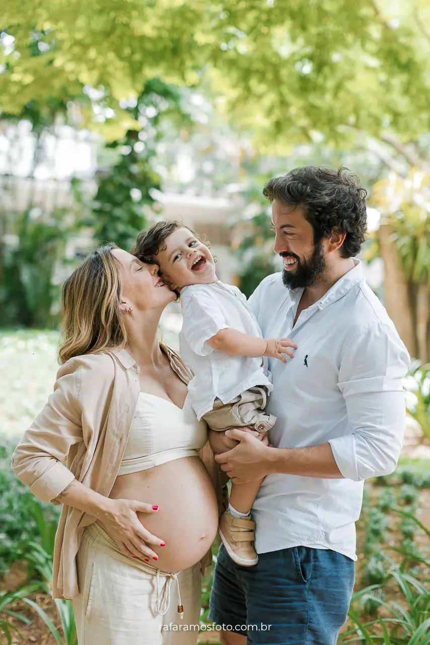 Ensaio de família e gestante em Pinheiros São Paulo com o fotógrafo Rafa Ramos — pais e filho trocando olhares carinhosos.