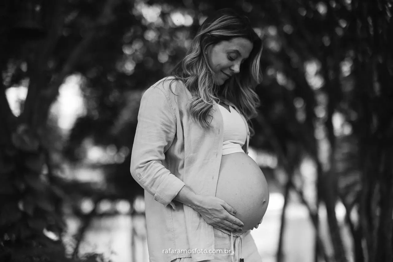 Fotógrafo de gestante Rafa Ramos em Pinheiros São Paulo — retrato da gestante olhando para a barriga.” title=