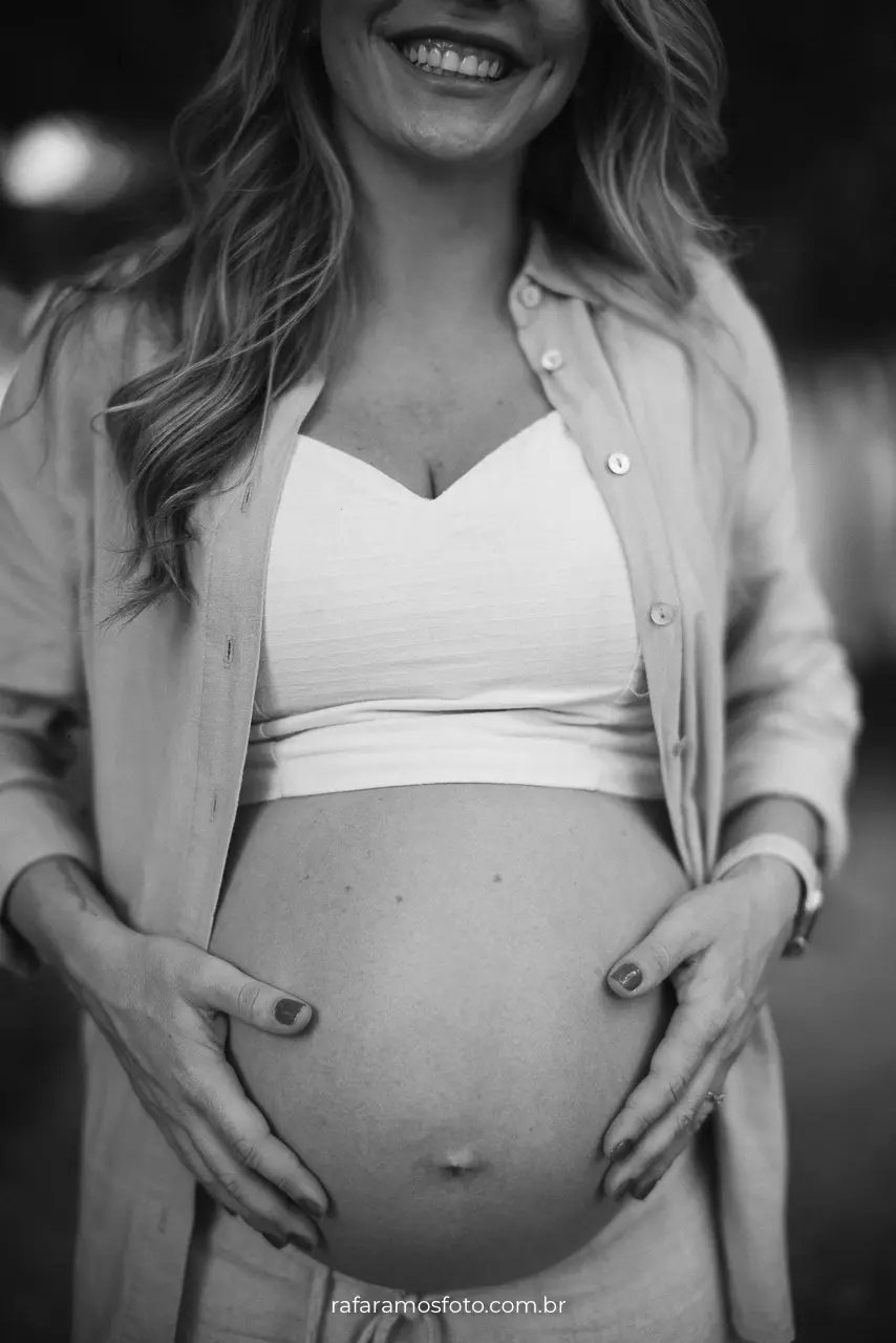 Fotógrafo de gestante em Pinheiros SP Rafa Ramos — registro espontâneo de futura mamãe em momento especial.