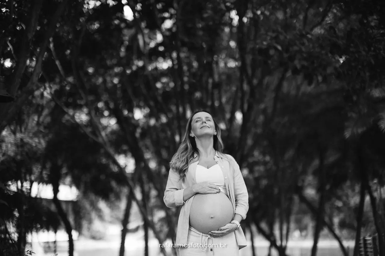 Fotógrafo de gestante Rafa Ramos em Pinheiros São Paulo — casal sorrindo e celebrando a espera do bebê.
